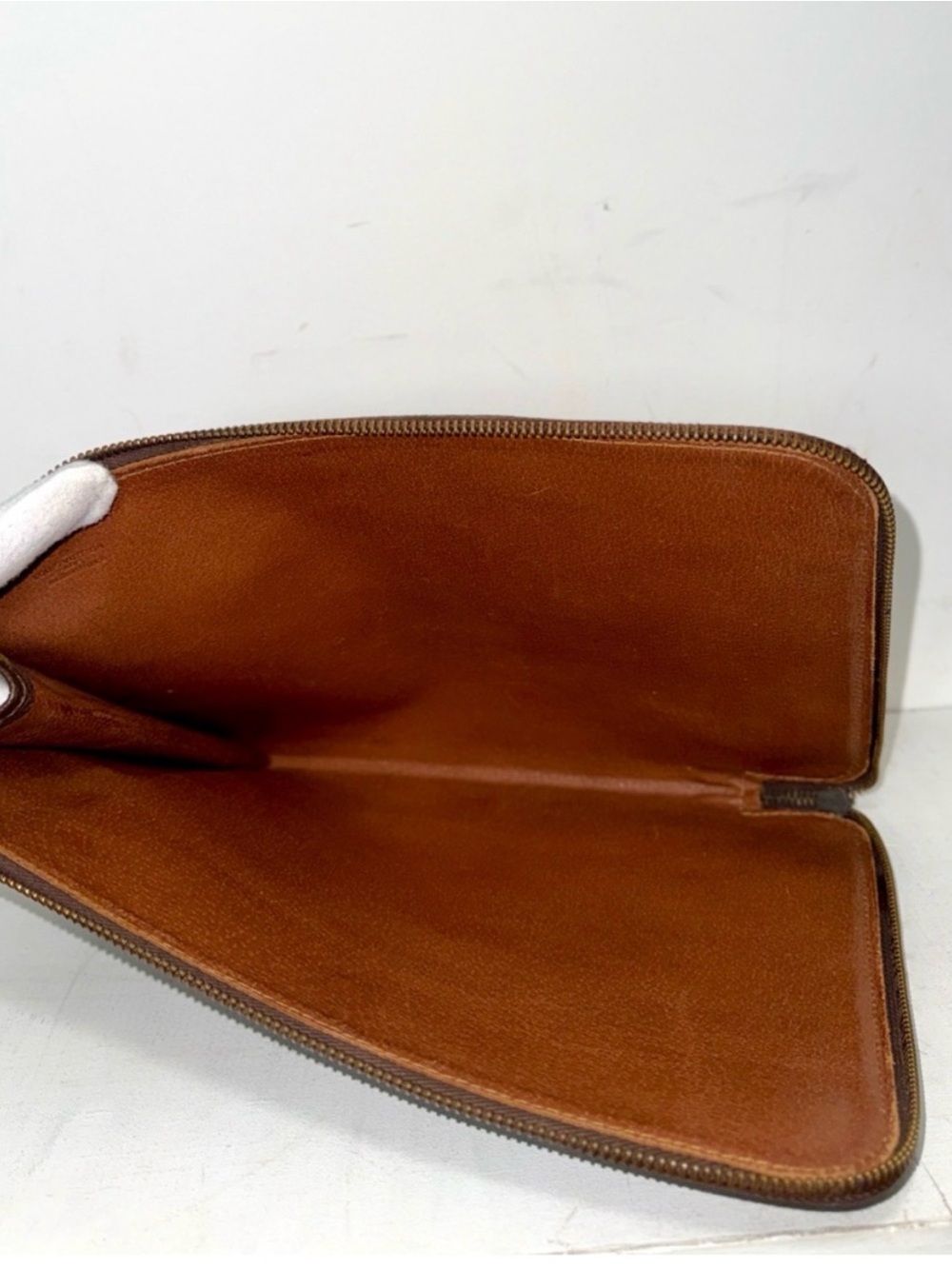 Authentic LOUIS VUITTON Zip around Clutch - Picture 5 of 10